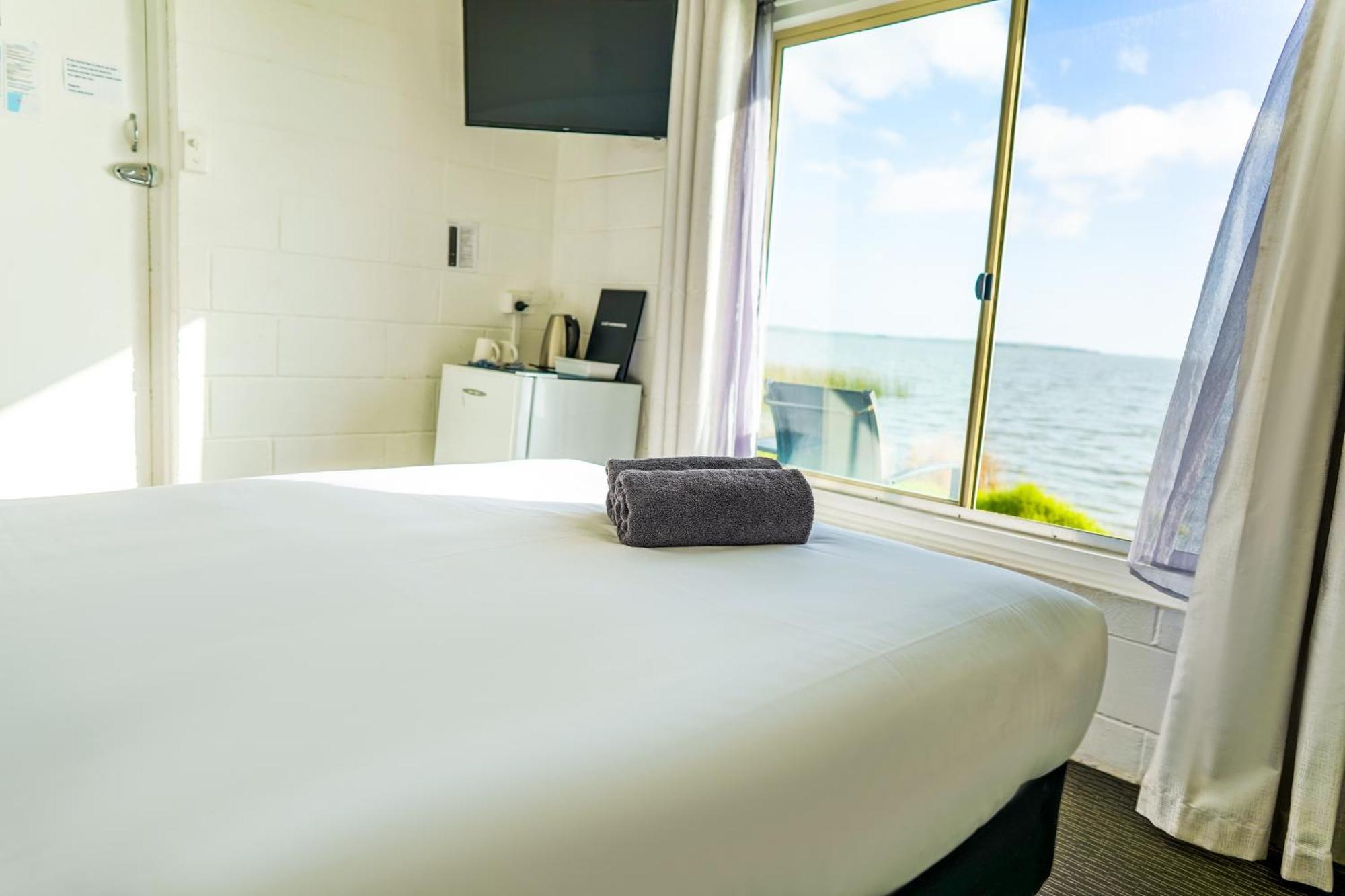 Meningie Waterfront Motel Экстерьер фото